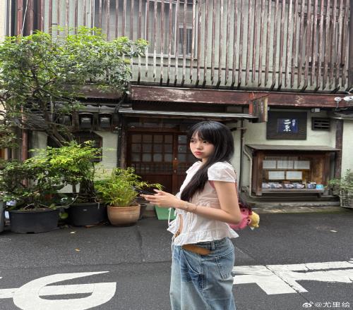 GALA前女友尤里绘晒照：快乐诡秘出游