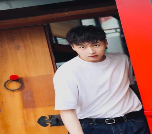 阳光大男孩！齐麟晒出一组个人帅照：胡同儿