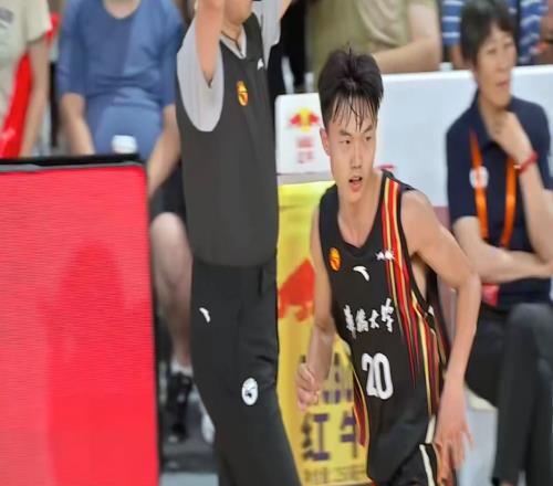 小伙子很勇张高铭：打了这么久我们都没人抽筋反观清华