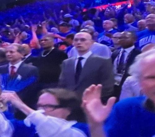 格格不入NBA总裁萧华现场看球屹立于人海之中宛如机器人