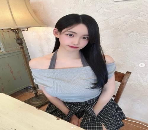 PUBG美女主持郭敏善晒照：成为韩国国脚宋旼奎未婚妻之后更有韵味了！