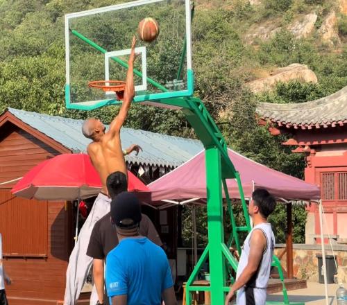 什么东西飞过去了文班和少林师兄们打球大帽简直非人类！