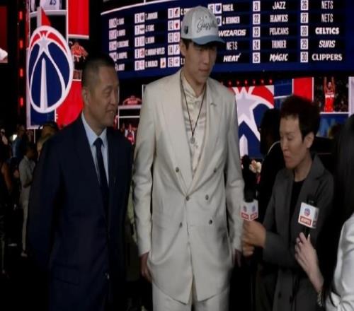 杨瀚森妈妈：我希望儿子健健康康为国争光