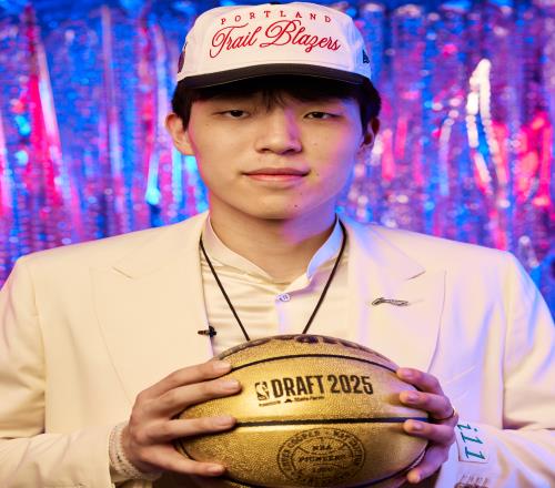 期待NBA首秀NBA官方&开拓者官方晒杨瀚森定妆照拍摄现场