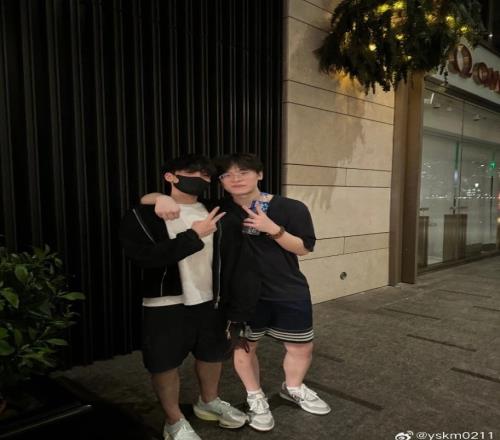 YSKM晒与Vampire合照：放假玩一下这几天的