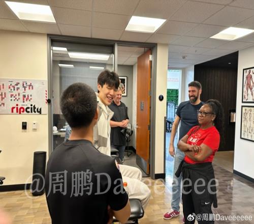 周鹏：发布会后球队与瀚森沟通譬如喜欢吃什么事无巨细热情极了