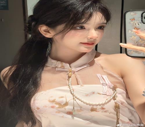 Rita社媒晒自拍：粉色小旗袍配斜盘头，这你受得了