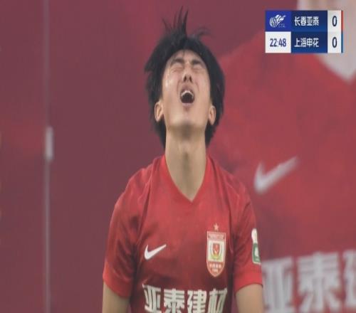 非常懊恼！玄智健单刀过掉申花门将，小角度左脚击中边网！