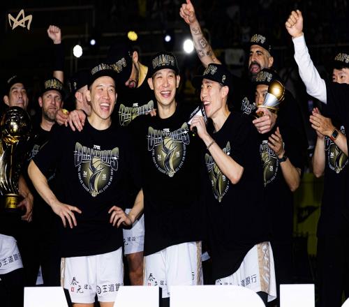 林书豪更新社媒：我们是冠军！Backtoback！一切付出都值得