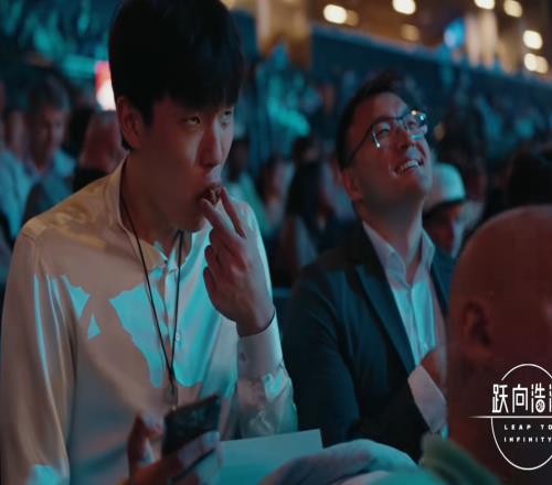 被选中前很放松杨瀚森在选秀大会现场买炸鸡吃
