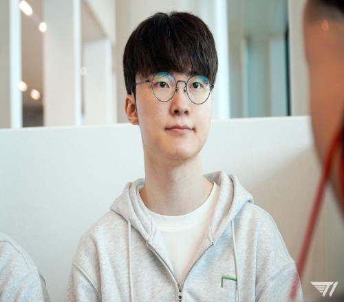 研发i7！Faker最近两百场第二次在对局里阵亡7次！上一次是打HLE被Zeka打成07！