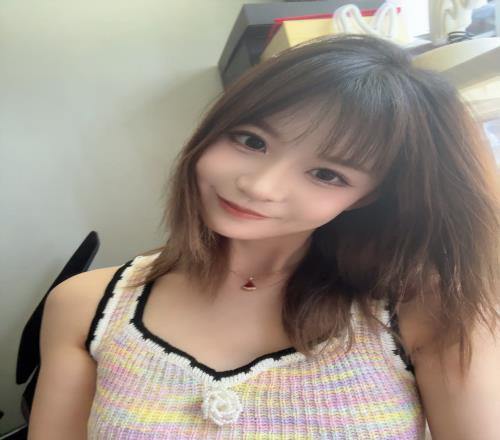 瞳夕晒出自拍：“可爱不是长久之计，可爱我是”