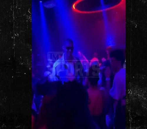 色即是空文班深夜现身东京夜店玩耍了一个半小时