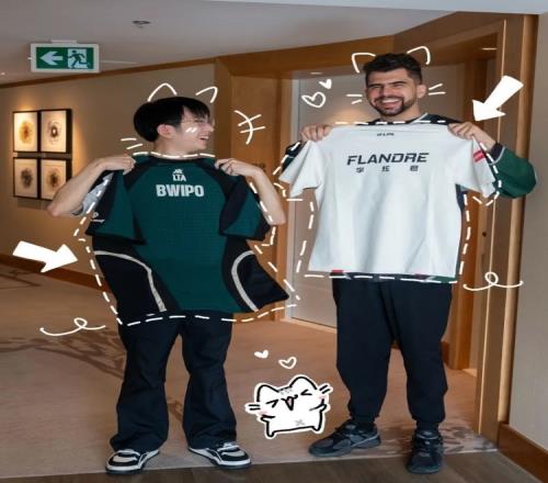 FLY分享Falndre与Bwipo交换队服照片：祝Flandre与AL好运