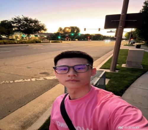 王岚嵚晒在美国的特训照：有好好训练也有在好好生活
