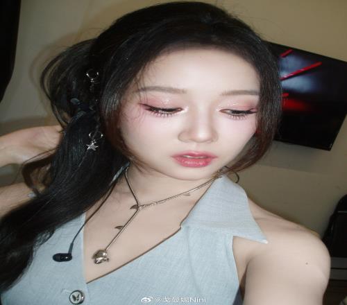 无畏契约主持人曼妮晒照：不喜欢圆圆的脸直到你们说很可爱