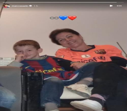 卡萨多社媒晒儿时穿巴萨球衣的照片，回应转会传闻