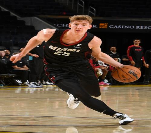 热火20号秀亚库乔尼斯5投0中拿到5分4板3助出现4失误8犯规
