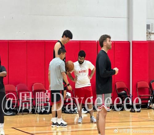 周鹏：杨瀚森训练最后加练定点三分