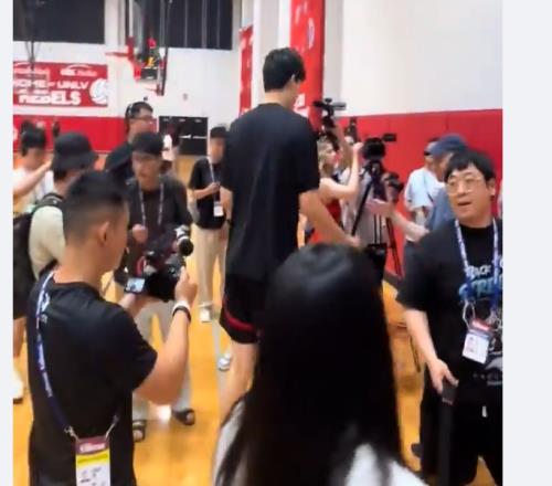 拓记：约有30家媒体出席了杨瀚森的首次夏联媒体见面会