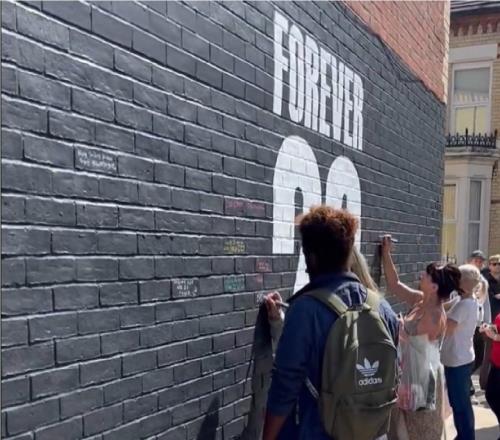 密密麻麻安菲尔德“若塔墙”写满了球迷的悼念：FOREVER20