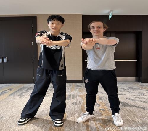 G2官方分享Caps与Shanks的合照：好强的知音