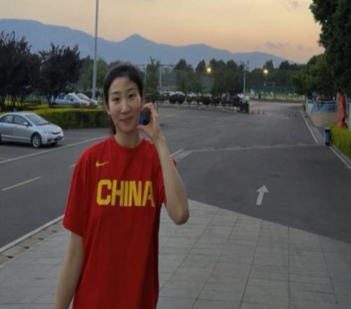 中国女篮拍摄亚洲杯定妆照14人参与拍摄李一凡&王馨雨不在其中