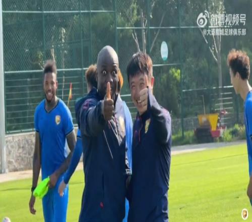 大连鲲城高温下的训练乐在其中