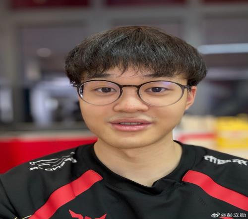看起来挺开心的前BLG打野Xun社媒晒出自拍：依旧身着JDG队服
