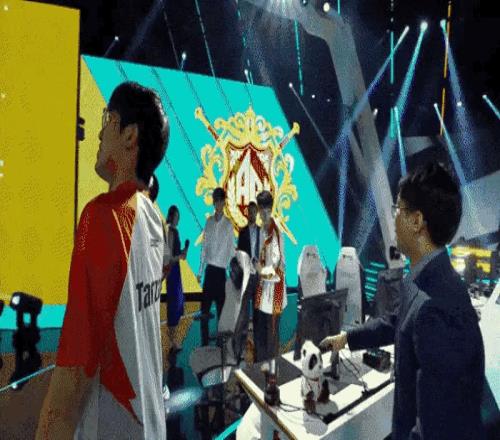 真的不想回韩国咯！AL获胜后Tarzan将手中玩偶扔向观众席