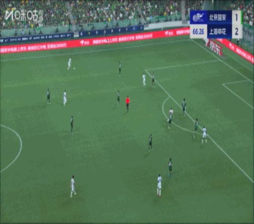 申花球迷都乐了马纳法不停球直接凌空射门，皮球直冲云霄