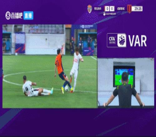 VAR介入认定罗森文蹬踏韦世豪，将其红牌罚下！成都蓉城多打一人