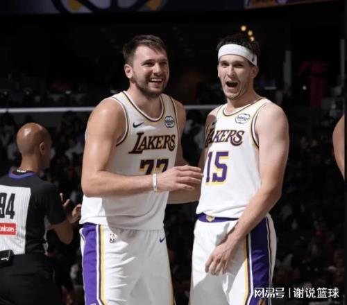 湖人轻取篮网四喜临门，三当家复出小试牛刀，连续主场提升排名