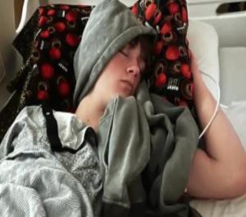 81岁奶奶直播《我的世界》赚钱为17岁孙子治疗癌症！