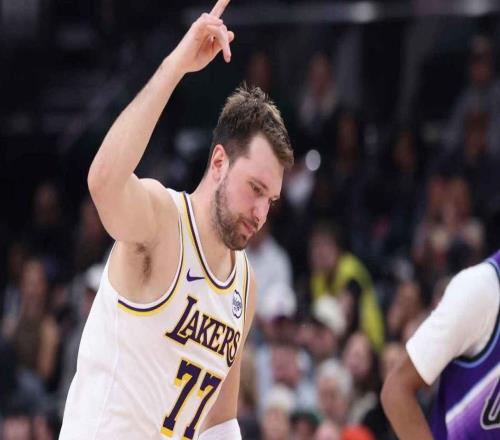 酷，湖人队东契奇驾驶布加迪亮相“黑色星期五”对阵独行侠的比赛