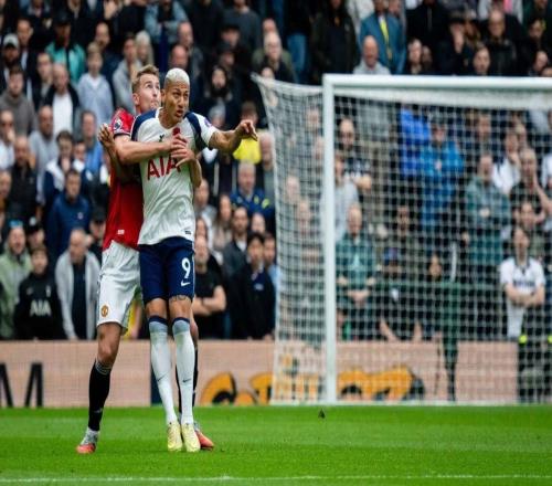 大腿，德利赫特打进绝平球，贡献6次解围2次拦截2次抢断