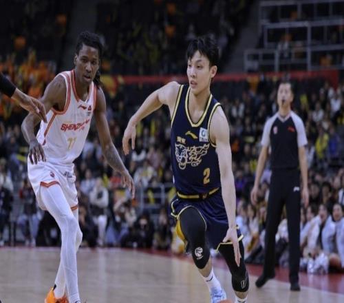 广东男篮险胜深圳赢下德比，杜润旺复出徐杰命中制胜关键球