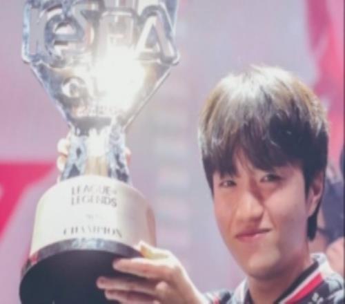 意气风发！Keria更新ins快拍晒自己捧起KeSpa奖杯照