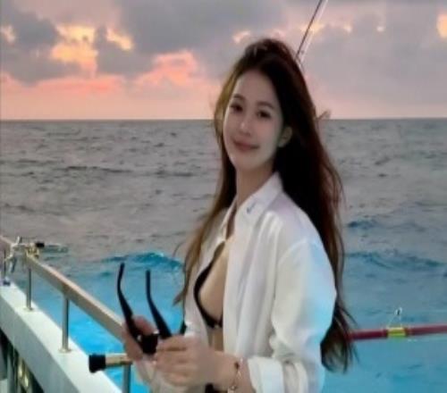 抖音网红“人字拖”跨年夜官宣恋情网友发现其女友疑似为Meiko前女友