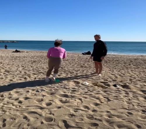 郑钦文团队发布最新训练视频，网友质疑澳网又是被赞助商逼迫参赛