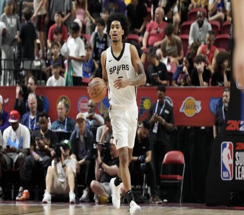 命中率糟糕！马刺半场全队18罚9中