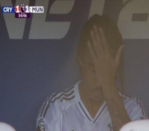 约罗送点被换下后在替补席很沮丧，芒特赛后一直安慰他