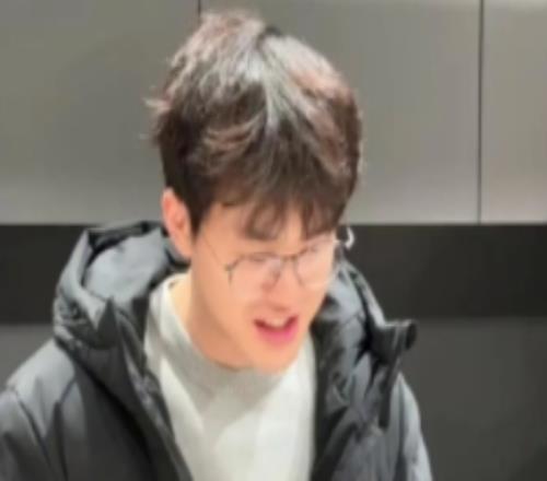 BLG分享选手教练晚饭进餐视频：开饭啦！