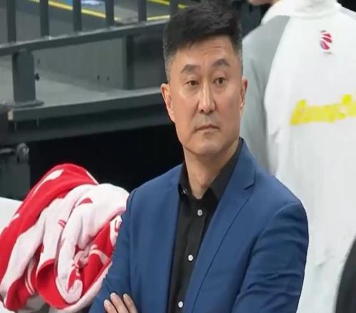 广东队最失败操作，杜锋怒瞪裁判7秒被警告，两大番薯太坑了