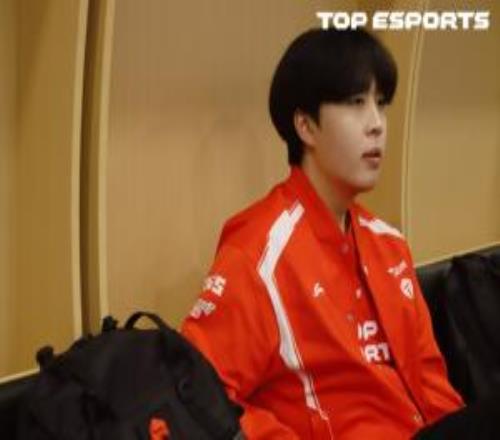 打T1就喜欢开送Kanavi并非首次失智23年亲手埋葬JDG引起解说疑惑：真的有点怪啊！