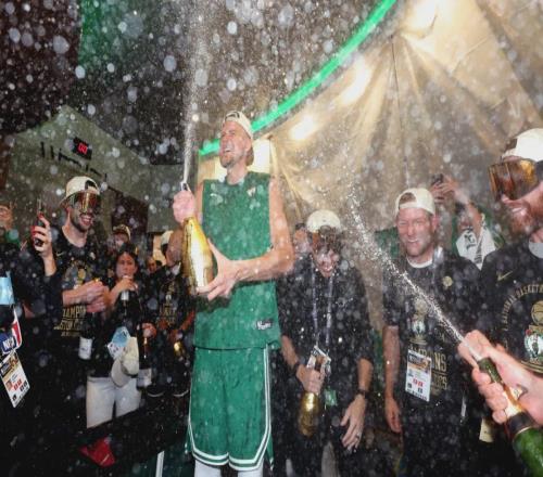 1换2！退赛不打！总冠军中锋废了