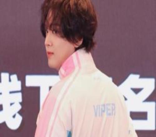 韩国男团NCTDream成员李楷灿身穿BLG队服：还是Viper的ID