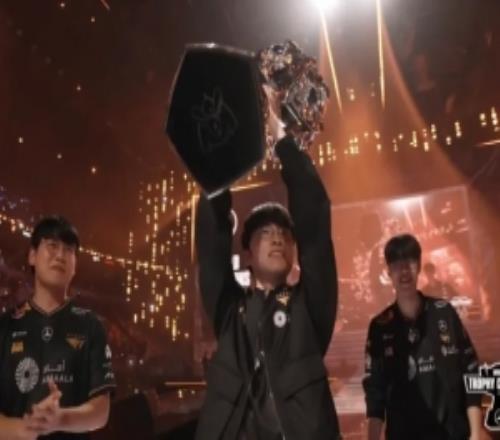 FLY官推分享Faker捧杯照片并配文：电子竞技的GOAT