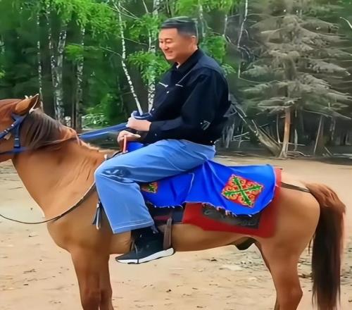 杜锋回老家，陪家人过年！骑马游玩，笑到乐呵呵