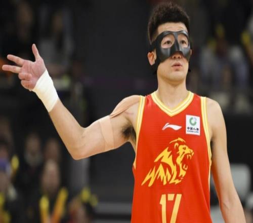 并列最佳战绩！广厦最多领先23分大胜新疆孙铭徽怒摔面具吃T